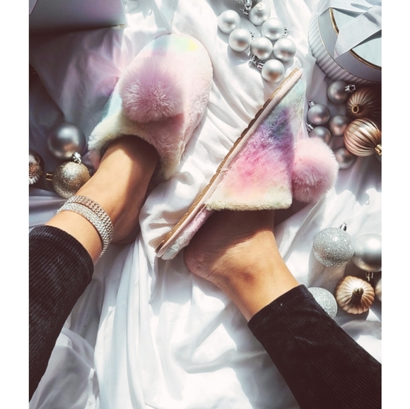 🆕️Holiday Collection// Tie dye fur slippers - Picture 3 of 3